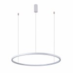 Lampa wisząca Vinola D80 z białym okrągłym kloszem LED o mocy 48W. Produkt zawieszony na dwóch cienkich linkach, z okrągłym mocowaniem sufitowym. Prosty, minimalistyczny design, idealny do nowoczesnych wnętrz.