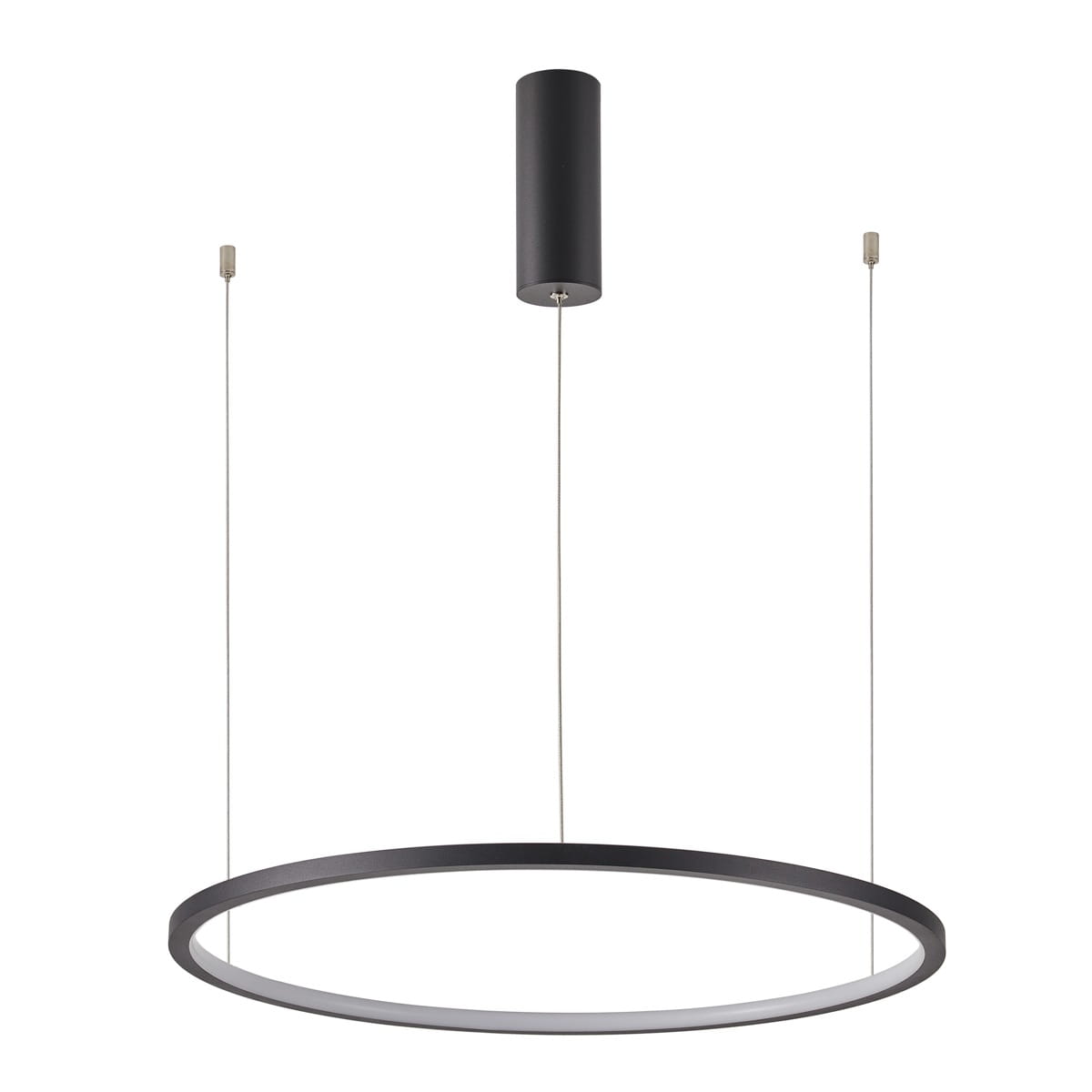 Lampa wisząca Vinola D100 w kolorze czarnym, z jedną diodą LED o mocy 58W. Okrągła, minimalistyczna konstrukcja z metalowym kloszem i zawieszeniem na dwóch cienkich linkach, zamontowana na cylindrycznym mocowaniu sufitowym.