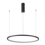 Lampa wisząca Vinola D100 w kolorze czarnym, z jedną diodą LED o mocy 58W. Okrągła, minimalistyczna konstrukcja z metalowym kloszem i zawieszeniem na dwóch cienkich linkach, zamontowana na cylindrycznym mocowaniu sufitowym.