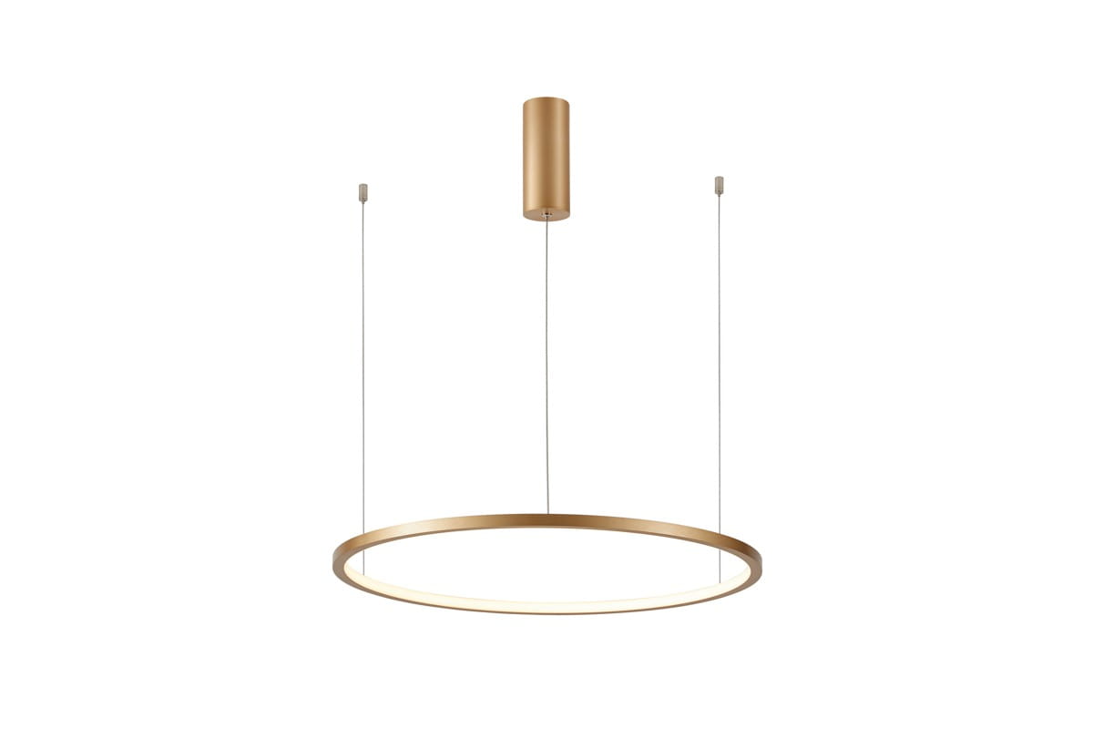 Lampa wisząca Vinola D100 w złotym kolorze, o okrągłym kształcie. Posiada jeden element LED o mocy 58W. Zawieszona na cienkich linkach, z cylindrycznym uchwytem sufitowym. Idealna do nowoczesnych wnętrz.
