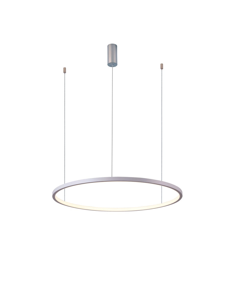 Lampa wisząca Vinola D100 w kolorze białym, z okrągłym metalowym kloszem, zawieszona na dwóch cienkich linkach. Posiada źródło światła LED o mocy 58W. Montaż sufitowy, minimalistyczny design, dopasowana do nowoczesnych wnętrz.