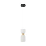 Lampa wisząca Monza z jedną oprawą E27. Czarny kabel i sufitowy uchwyt. Klosz w kształcie cylindrycznym z białego szkła, ozdobiony złotym pierścieniem. Produkt zawieszony w pionie, na jednolitym tle.