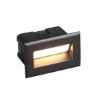 Lampa zewnętrzna Erba 3K w kolorze czarnym, do zabudowy, z jednym źródłem LED o mocy 3W i barwie 3000K. Ujęcie frontalne, produkt o prostokątnym kształcie, zamontowany w poziomie, z widoczną szczeliną emitującą światło.