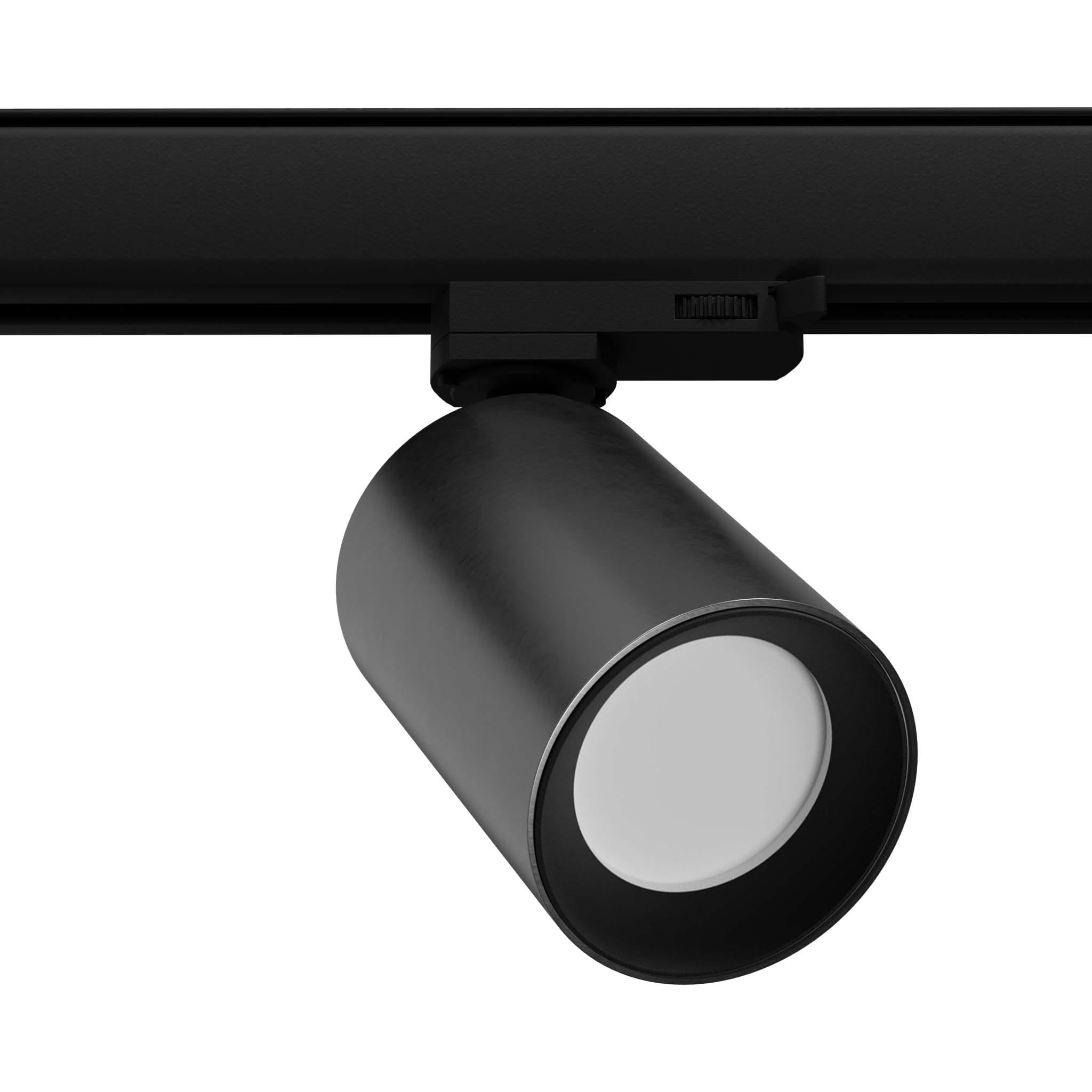 Reflektor spot Tiva 1xGU10 w kolorze czarnym, zamontowany na szynie 3F. Posiada cylindryczny kształt z białą soczewką na końcu, co umożliwia kierunkowe oświetlenie. Ujęcie z boku, ukazujące detal montażu i konstrukcję.