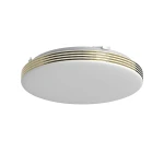 Plafon LED Bever D26 o okrągłym kształcie, w kolorze białym z złotymi paskami. Wysoka klasa szczelności IP44, moc 10W, temperatura barwowa 4000K. Zamontowany na suficie, widoczny z boku.