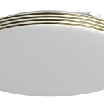 Plafon LED Bever D26 w kolorze białym z dekoracyjnymi złotymi paskami. Okrągły kształt, zamontowany na suficie, z widocznym przyciskiem do włączania. Wysoka klasa szczelności IP44, moc 10W, barwa światła 4000K.