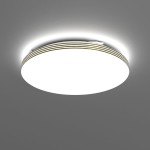 Plafon LED Bever D33 o średnicy okrągłej, biały z dekoracyjnym złotym paskiem. Ujęcie z dołu, montowany na suficie, emituje jasne, neutralne światło (4000K). Obudowa w kolorze białym, z subtelnym podświetleniem. Wodoodporność IP44.
