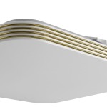 Plafon LED Dabar D26x26 w kolorze białym z ozdobnymi złotymi paskami. Kąt ujęcia z boku pokazuje zaokrąglony kształt oraz fakturę powierzchni. Produkt ma klasyfikację IP44, co oznacza odporność na wilgoć.