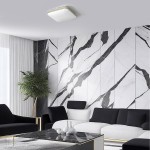 Plafon LED Dabar D33x33 w kolorze białym z złotymi detalami, o mocy 17W i temperaturze barwowej 4000K, montowany sufitowo. Zdjęcie pokazuje go w nowoczesnym wnętrzu z marmurową ścianą i eleganckim meblami.