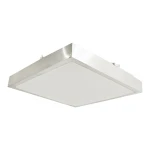 Plafon LED Casilla D50x50 w kolorze srebrnym, o wymiarach 50x50 cm, z białą, matową powierzchnią. Produkt zamontowany w pozycji wiszącej, zapewniający światło o temperaturze 4000K i mocy 24W.