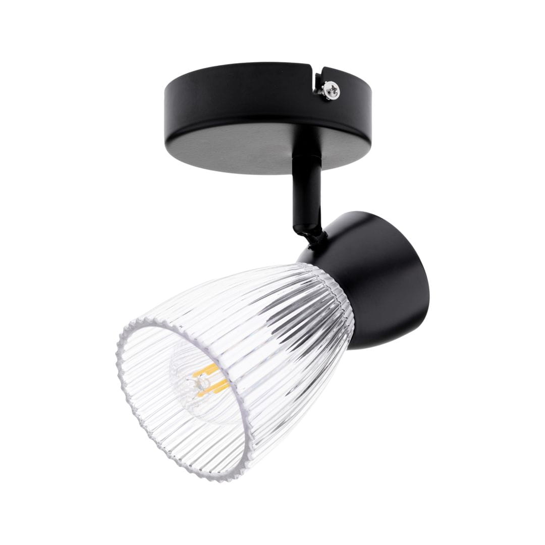 Czarna lampa sufitowa (spot) z pojedynczym gniazdem E14. Szklany klosz o prążkowanej fakturze, montowany na okrągłej podstawie. Kąt ujęcia z boku, ukazujący detal klosza i mocowania. Idealna do nowoczesnych wnętrz.
