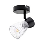 Czarna lampa sufitowa (spot) z pojedynczym gniazdem E14. Szklany klosz o prążkowanej fakturze, montowany na okrągłej podstawie. Kąt ujęcia z boku, ukazujący detal klosza i mocowania. Idealna do nowoczesnych wnętrz.