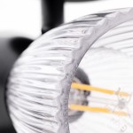 Lampa sufitowa Best (spot) z jedną oprawą E14 w kolorze czarnym. Szczegóły klosza: przezroczysty, żłobkowany, z widocznymi elementami żarówki. Ujęcie w zbliżeniu na klosz, ukazujące jego fakturę i wewnętrzne przewody.