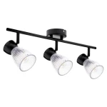 Lampa sufitowa typu spot z trzema kloszami, czarna, z przezroczystymi, żłobionymi kloszami, zamontowana na poziomej rurze. Klosze skierowane w różnych kierunkach, z widocznymi źródłami światła E14. Prosta konstrukcja, nowoczesny design.