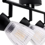 Czarna lampa sufitowa typu spot z trzema lampami E14. Szklane klosze w kształcie stożka z wyraźnymi żłobieniami, montowane na prostokątnej podstawie. Ujęcie z boku, ukazujące detale mocowania i kloszy.