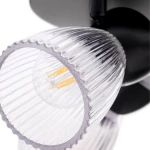 Lampa sufitowa Best (spot) 3xE14 w kolorze czarnym, z przezroczystymi kloszami o żebrowanej fakturze. Ujęcie z dołu, zbliżenie na klosz, widoczne żarówki LED w środku. Elegancki design, idealna do nowoczesnych wnętrz.