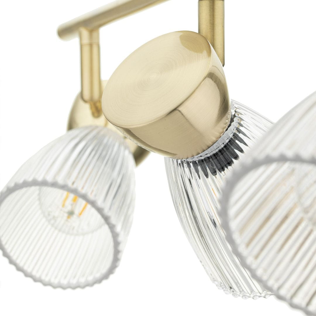 Lampa sufitowa Best w kolorze złotym z trzema oprawami E14. Szklane klosze o fakturze z prążkami, umieszczone na metalowej podstawie. Ujęcie zbliżeniowe, pokazujące detale kloszy i mocowania.