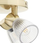 Lampa sufitowa w kolorze czarnym z trzema reflektorami E14. Klosze mają przezroczystą, teksturowaną powierzchnię, a podstawa jest metaliczna, złota. Ujęcie z boku, ukazujące detale kloszy oraz sposób mocowania do sufitu.