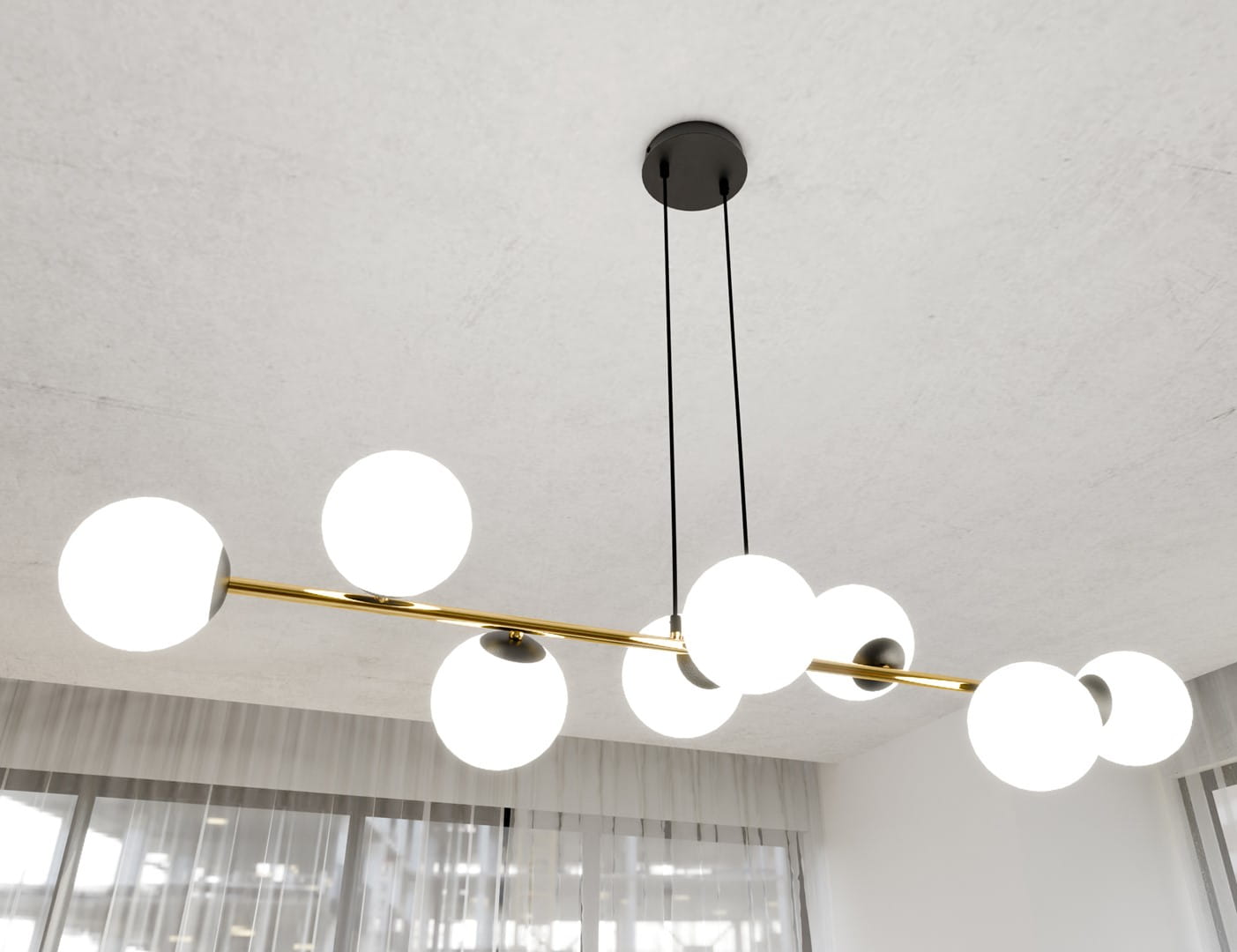 Lampa wisząca Gravity 8-punktowa, czarna i złota. Konstrukcja z metalowego stelaża z ośmioma okrągłymi kloszami opalowymi. Ujęcie z dołu, pokazujące lampę zawieszoną na czarnych przewodach w jasnym wnętrzu z oknem i zasłonami.