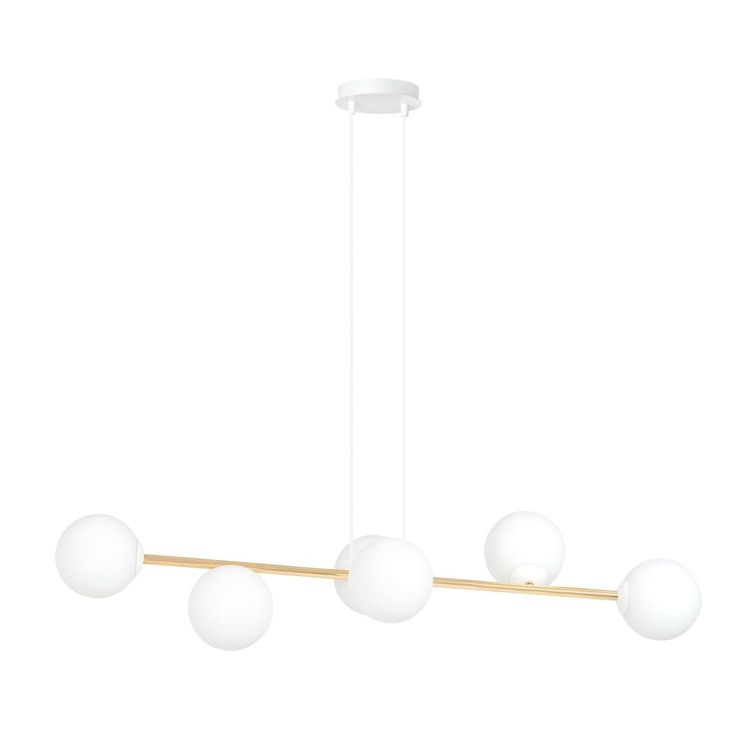 Lampa wisząca Gravity 6-punktowa, biała z opalowymi kloszami i złotą metalową rurką. Produkt zawieszony na dwóch cienkich linach. Klosze w kształcie kul, rozmieszczone równomiernie na rurze, tworzą nowoczesny wygląd. Tło białe.