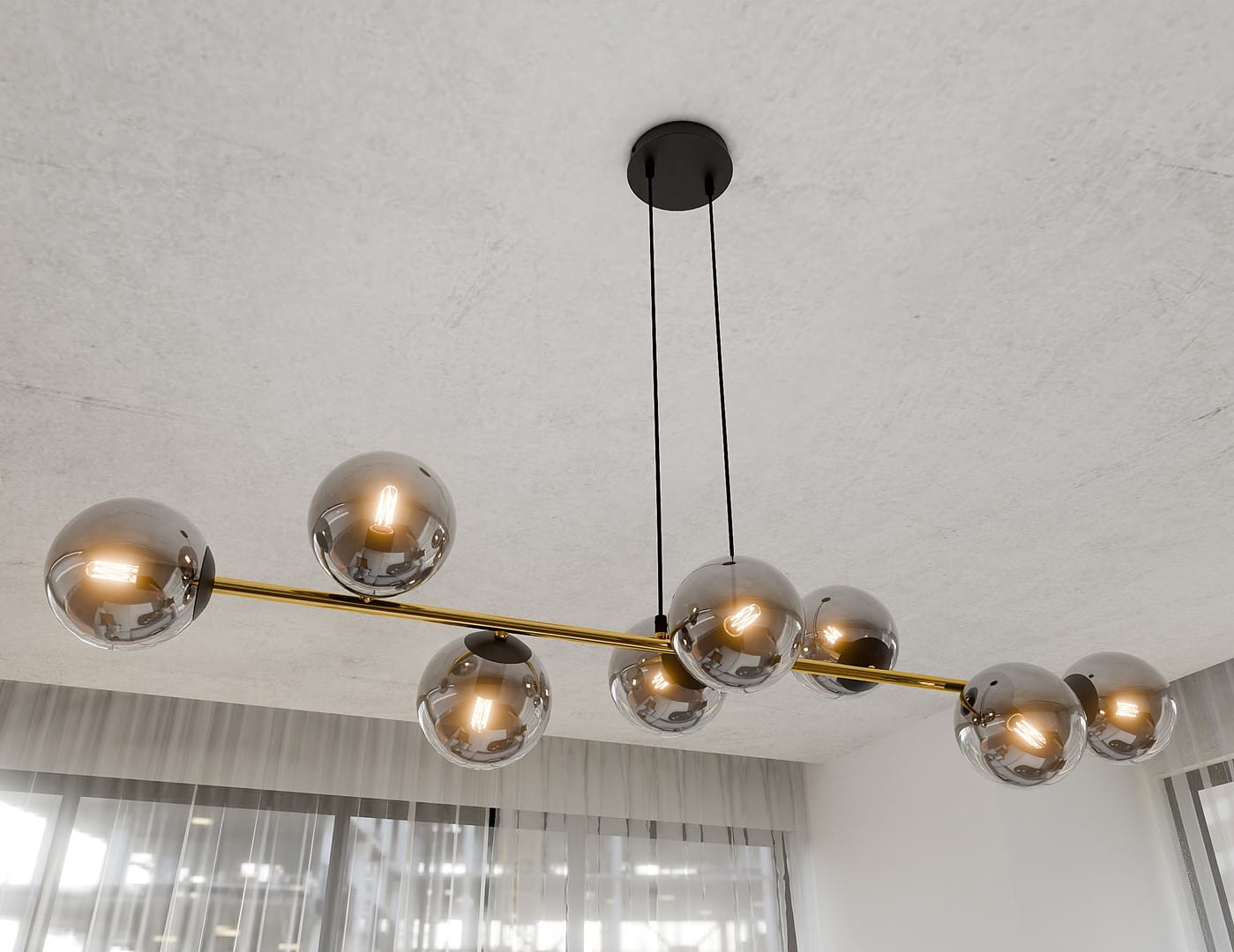 Lampa wisząca Gravity 8-punktowa w kolorze czarnym, złotym i grafitowym. Składa się z metalowego stelaża z ośmioma szklanymi kulami w odcieniu grafitowym, zawieszona na cienkich linkach. Ujęcie z dołu, ukazujące detal i konstrukcję lampy.