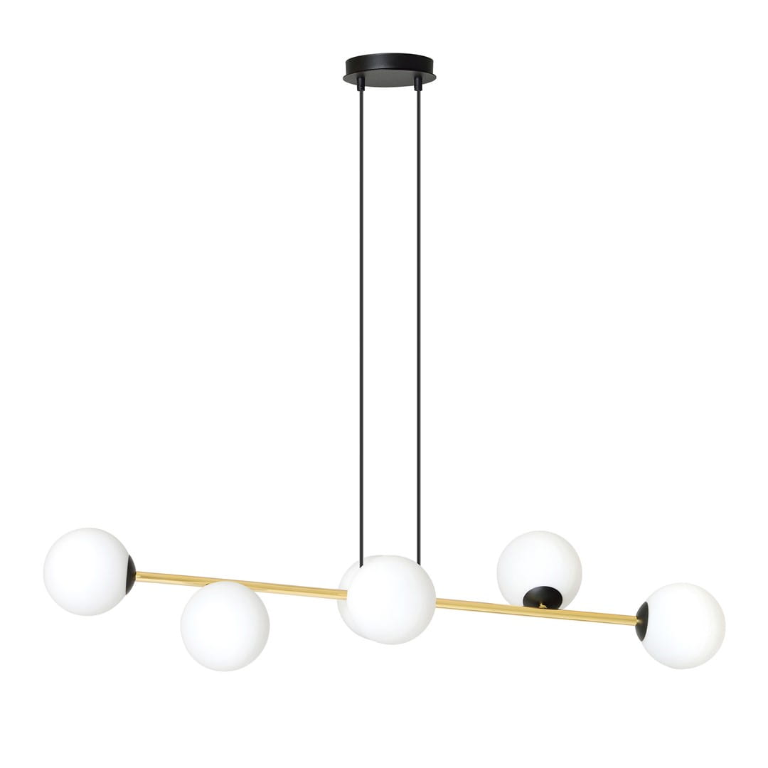Lampa wisząca Gravity 6-punktowa w kolorze czarnym i złotym z opalowymi kloszami. Ułożona poziomo, z sześcioma okrągłymi kloszami, zamocowana na cienkich, czarnych linkach. Prosty, nowoczesny design na białym tle.