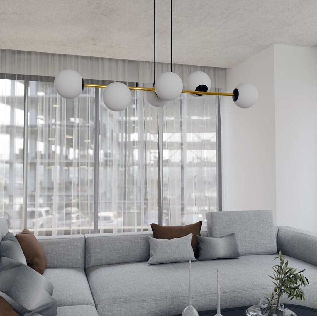 Lampa wisząca Gravity 6-punktowa w kolorze czarnym i złotym z opalowymi kloszami. Ułożona poziomo nad szaro-beżową sofą w jasnym wnętrzu z dużymi oknami i zasłonami. Klosze o okrągłym kształcie, z czarnymi detalami, zawieszone na cienkich linkach.