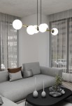 Lampa wisząca Gravity 6-punktowa z czarnymi i złotymi detalami, z opalowymi kulami. Zawieszona nad szarym narożnikiem w nowoczesnym wnętrzu. Kule równomiernie rozmieszczone na długiej, złotej rurze, tworzą elegancką kompozycję.