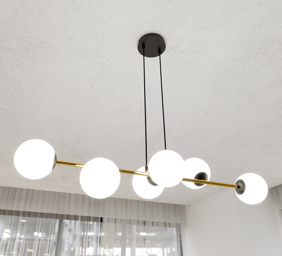 Lampa wisząca Gravity 6-punktowa z czarnym mocowaniem i złotą rurą, z sześcioma białymi, okrągłymi kloszami. Wisząca, w układzie poziomym, z długimi, czarnymi przewodami, w nowoczesnym wnętrzu z białymi firanami w tle.