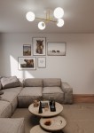 Lampa sufitowa Magnum 4-punktowa w kolorze białym i złotym, z czterema okrągłymi kloszami, zamontowana na gładkim suficie. Ujęcie frontalne, w tle widoczny salon z kanapą i obrazami na ścianie.