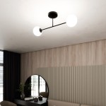 Czarna lampa sufitowa Roma z dwoma opalowymi kloszami, zamontowana na suficie, w nowoczesnym wnętrzu. Widoczna w aranżacji z drewnianymi ścianami, okrągłym lustrem i minimalistycznym biurkiem. Klosze umieszczone na końcach metalowego ramienia.