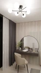 Lampa sufitowa Roma 6-punktowa w kolorze czarnym z opalowymi kloszami. Zamontowana na suficie, z sześcioma rozłożonymi ramionami. Otoczenie: nowoczesne wnętrze z biurkiem, lustrem oraz rośliną w wazonie. Tło w jasnych odcieniach drewna i szarości.