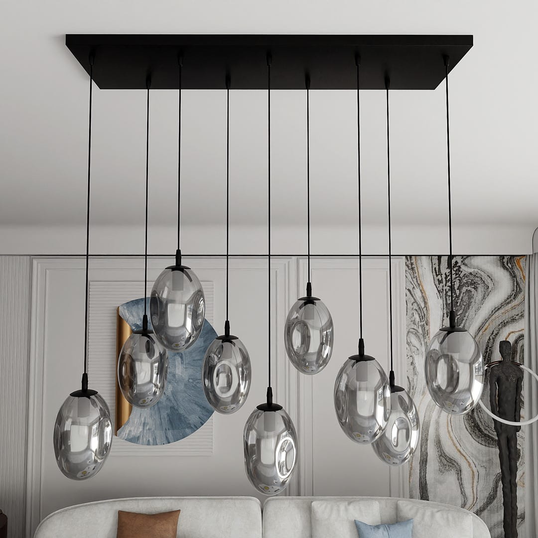 Lampa wisząca Astral 9-punktowa w kolorze czarnym i grafitowym. Składa się z dziewięciu szklanych kloszy o owalnym kształcie, zawieszonych na cienkich linkach. Montaż sufitowy, z prostokątną podstawą. Idealna do nowoczesnych wnętrz.