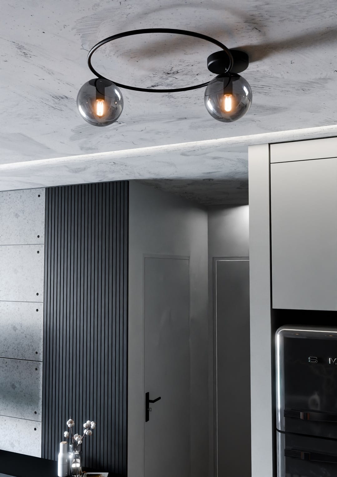 Lampa sufitowa Sopra 2-punktowa w kolorze czarnym i grafitowym, z okrągłą oprawą oraz dwiema szklanymi kulami. Ujęcie z dołu, ukazujące lampę zamontowaną na suficie w nowoczesnym wnętrzu. Tło w odcieniach szarości, z elementami surowego betonu.