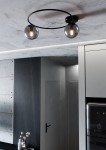 Lampa sufitowa Sopra 2-punktowa w kolorze czarnym i grafitowym, z okrągłą oprawą oraz dwiema szklanymi kulami. Ujęcie z dołu, ukazujące lampę zamontowaną na suficie w nowoczesnym wnętrzu. Tło w odcieniach szarości, z elementami surowego betonu.