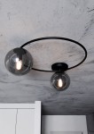 Lampa sufitowa Sopra 2-punktowa w kolorze czarnym i grafitowym, z dwoma szklanymi kloszami w kształcie kul, montowana na okrągłej podstawie. Widok z dołu, na gładkim, betonowym suficie.