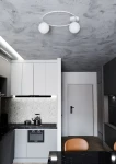 Lampa sufitowa Sopra 2-punktowa w kolorze białym i opalowym, zamontowana na suficie, z dwoma okrągłymi kloszami. Widoczna w kuchni z nowoczesnymi meblami, na tle gładkiego, szarego sufitu.