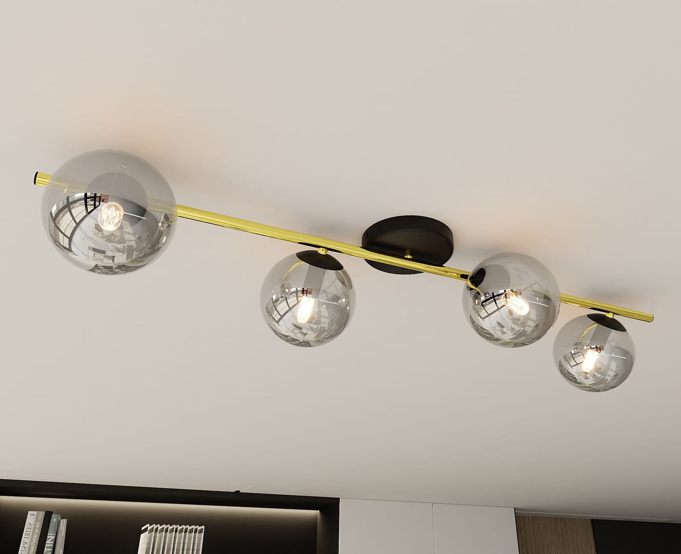 Czarna lampa sufitowa 4-punktowa Splendi z metalowym złotym elementem, z czterema przezroczystymi kulistymi kloszami na żarówki. Ujęcie z góry, montowana na suficie, w nowoczesnym stylu.