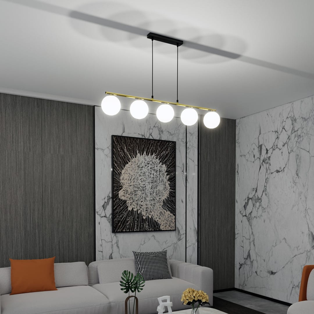 Lampa wisząca Allora 5-punktowa w kolorze czarnym i złotym, z pięcioma opalowymi kloszami, zamontowana na suficie. Widoczna w nowoczesnym wnętrzu z szarymi ścianami i obrazem w tle.