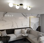 Czarna i złota lampa sufitowa 4-punktowa z opalowymi kulami, zamontowana na suficie w nowoczesnym wnętrzu. Kule równomiernie rozmieszczone na metalowej listwie, w otoczeniu eleganckiego salonu z jasną sofą i dekoracyjnymi poduszkami.
