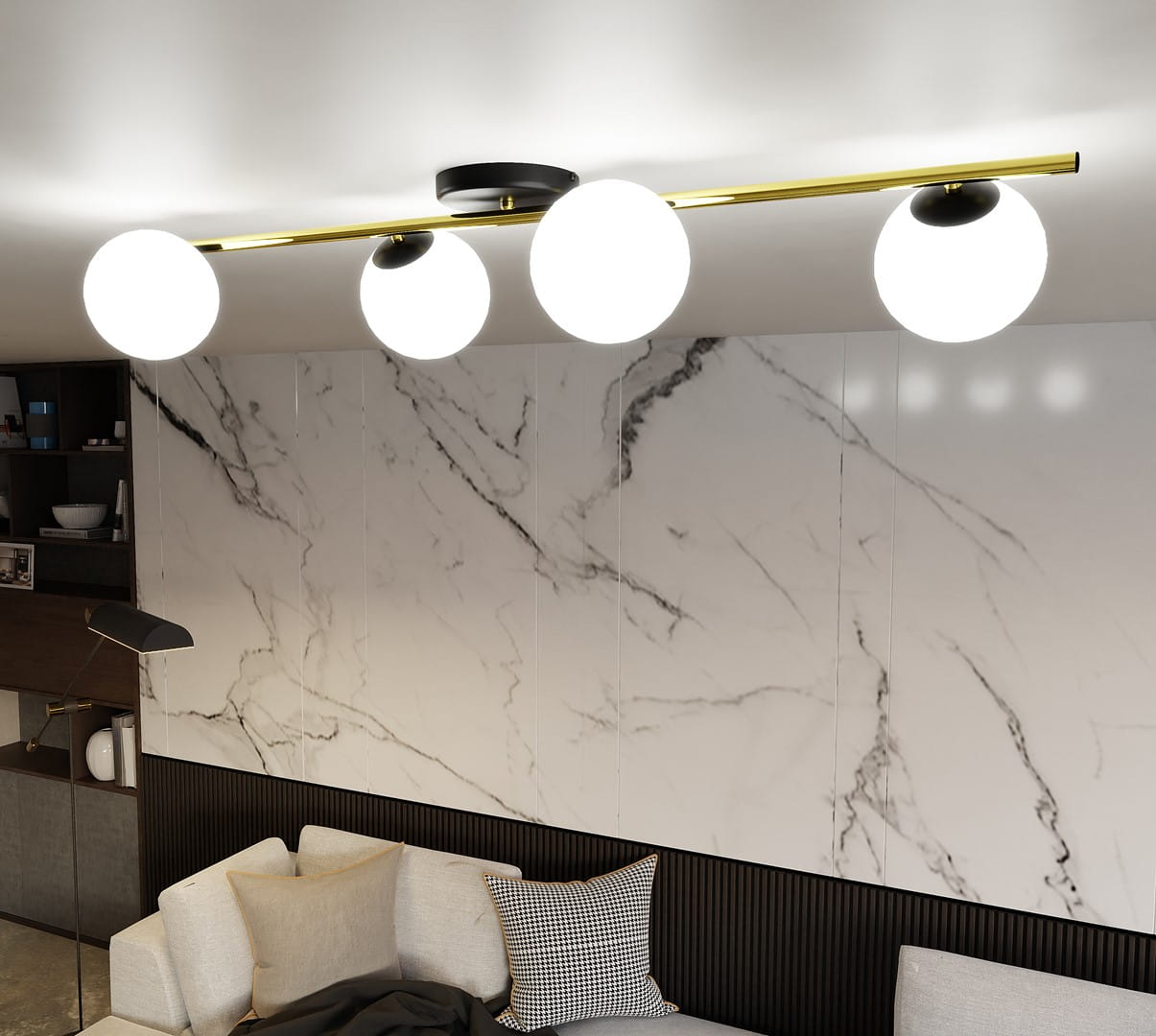 Lampa sufitowa Splendi 4-punktowa w kolorze czarnym i złotym z opalowymi kloszami. Ujęcie z góry, produkt zamontowany na suficie, z czterema okrągłymi, białymi kloszami na złotej rurze, na tle jasnej, marmurowej ściany.