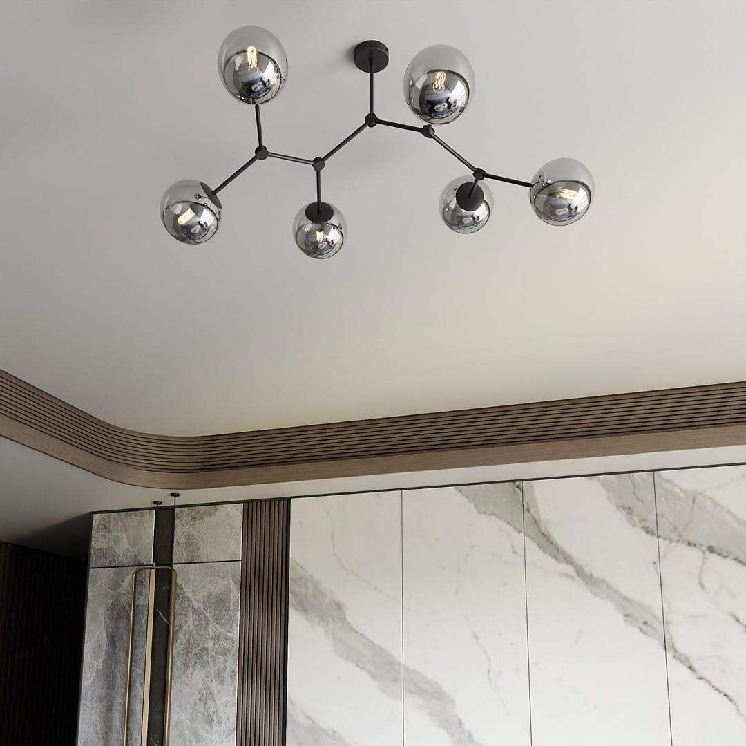 Czarna lampa sufitowa 6-punktowa z metalowymi kloszami w kolorze grafitowym, zamontowana na suficie. Lampa ma nowoczesny design z sześcioma źródłami światła rozmieszczonymi na cienkich ramionach, w otoczeniu jasnego wnętrza z marmurowymi akcentami.