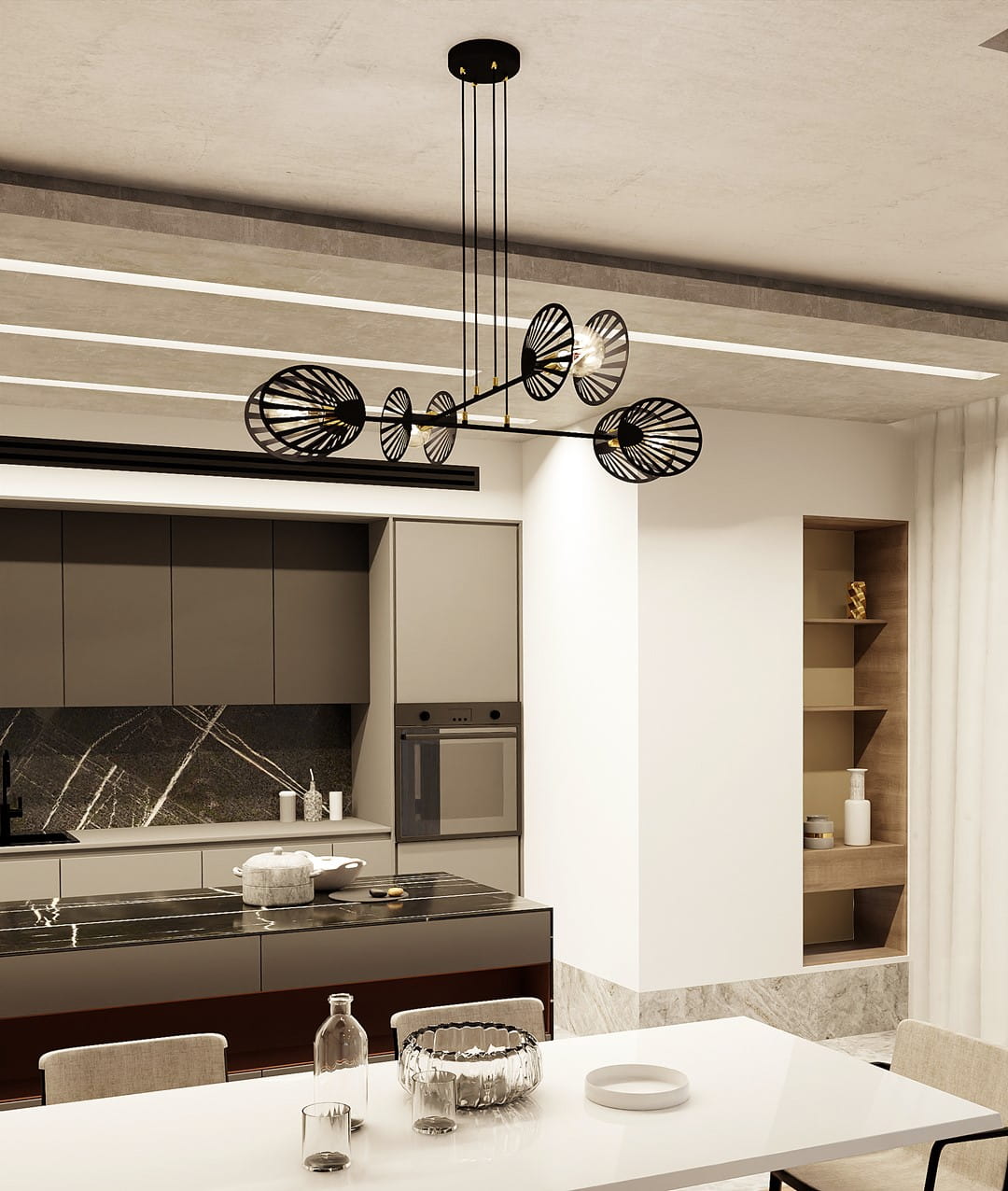 Czarna lampa wisząca Playa 4-punktowa z delikatnymi, okrągłymi kloszami. Zawieszona na długich linkach, umieszczona w nowoczesnej kuchni z szarymi meblami i marmurowym blatem, w tle widoczne akcesoria kuchenne.