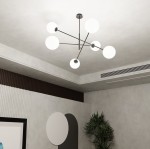 Linear lampa wisząca 6-punktowa w kolorze czarnym i białym, z sześcioma okrągłymi kloszami, zawieszona na metalowej konstrukcji. Widok z dołu, lampa umieszczona na tle sufitowym z gładką powierzchnią oraz jednolitym tłem.