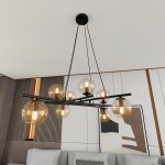 Lampa wisząca Essa 8-punktowa w kolorze czarnym i miodowym, z przezroczystymi kulistymi kloszami, zawieszona na czarnych linkach. Klosze rozmieszczone asymetrycznie na metalowej konstrukcji, w nowoczesnym wnętrzu z elementami drewnianymi.