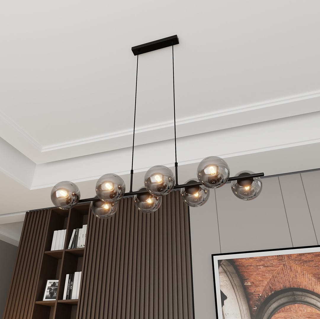 Lampa wisząca Rory 8-punktowa w kolorze czarnym i grafitowym, z ośmioma szklanymi kulami w odcieniu ciemnego szkła. Zawieszona na cienkich linkach, umieszczona pod sufitem w nowoczesnym wnętrzu.
