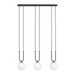 Czarna lampa wisząca 3-punktowa z białymi kulistymi kloszami, zawieszona na długich czarnych przewodach, z metalowymi elementami w kolorze złotym. Lampa ma prostokątną podstawę, widoczną z góry, w eleganckim stylu.