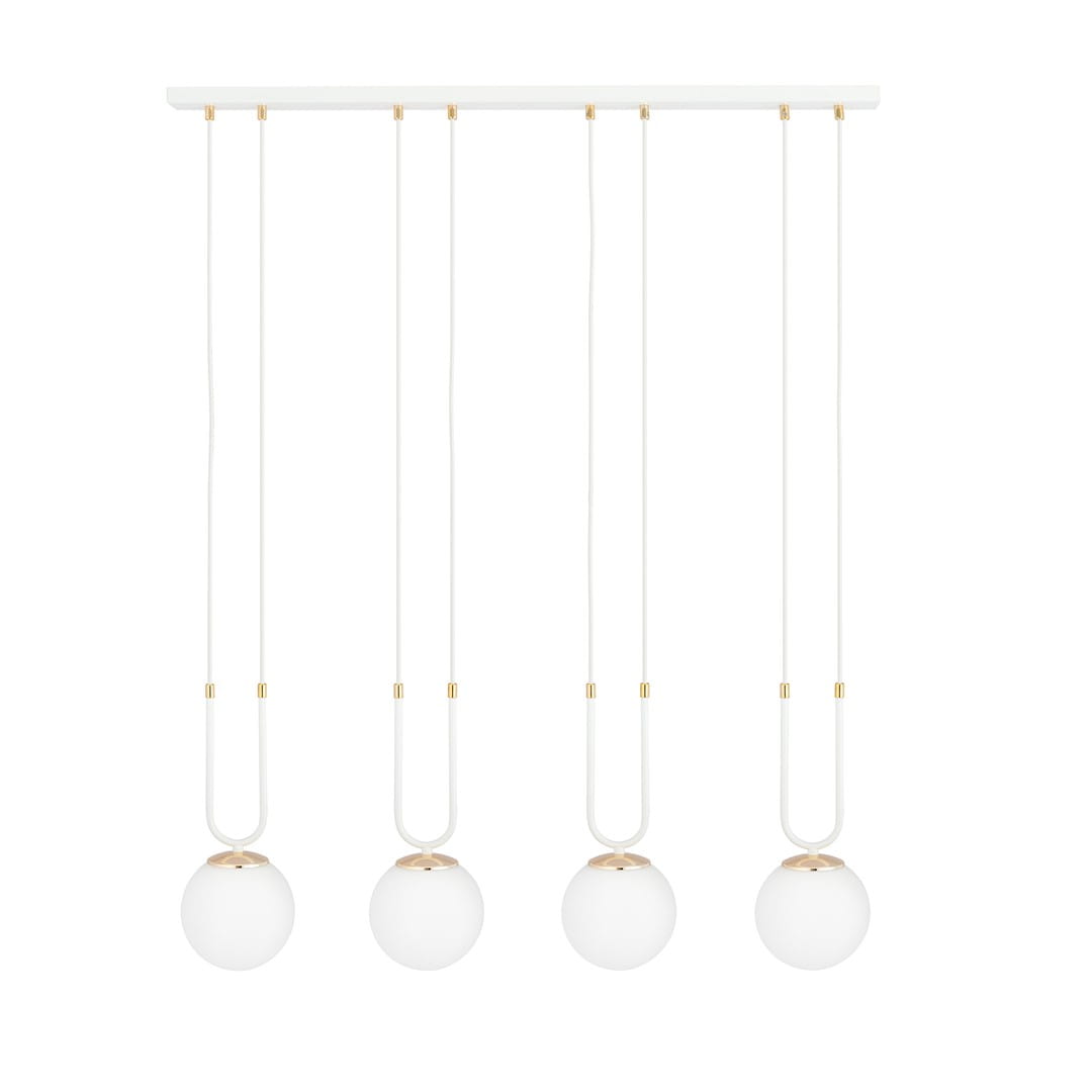 Lampa wisząca 4-punktowa w białym kolorze z czterema okrągłymi kloszami z matowego szkła, zawieszona na białym stelażu. Każdy klosz ma złote akcenty. Produkt zamontowany poziomo, z długimi przewodami w białym kolorze. Tło proste, białe.