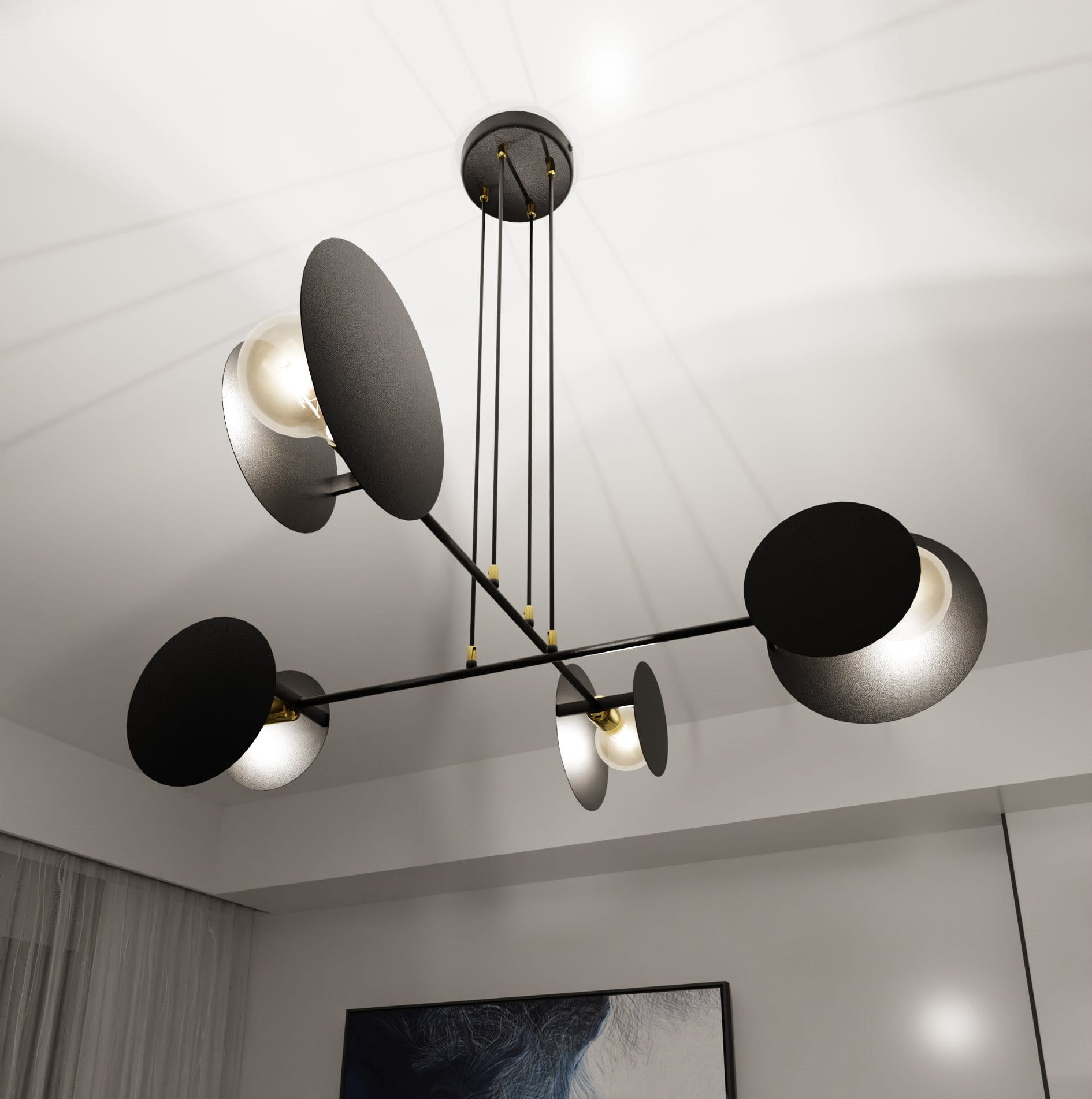 Lampa wisząca Idea czarna, 4-punktowa, z okrągłymi, matowymi kloszami i złotymi akcentami. Zawieszona na cienkich linkach, w nowoczesnym stylu, w ujęciu z góry, z jasnym tłem. Idealna do aranżacji wnętrz.