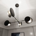 Lampa wisząca Idea czarna, 4-punktowa, z okrągłymi, matowymi kloszami i złotymi akcentami. Zawieszona na cienkich linkach, w nowoczesnym stylu, w ujęciu z góry, z jasnym tłem. Idealna do aranżacji wnętrz.